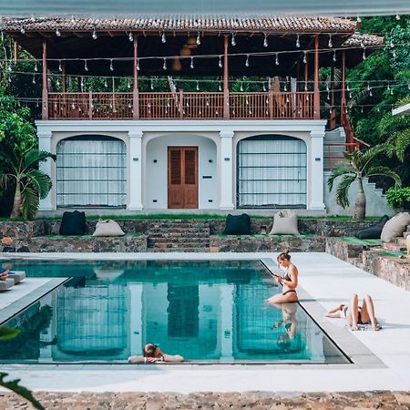 The Salty Pelican Yoga & Surf Retreat Діквелла Екстер'єр фото